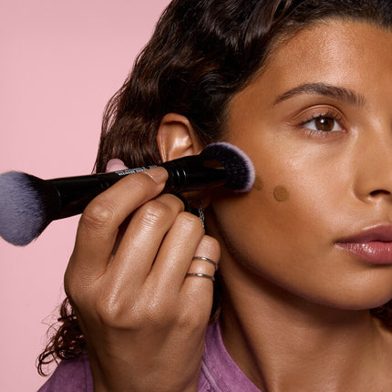 ELF Duo Brush Brocha doble para contorno y bronceador líquido
