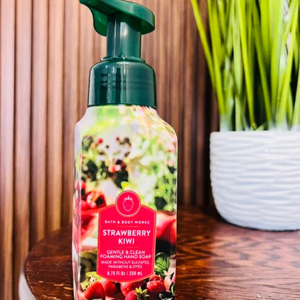 Bath & Body Works Strawberry Kiwi – Jabón Espumoso para Manos 259 ml