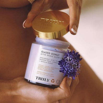 Truly Crema iluminadora para después del afeitado Glazed Donut