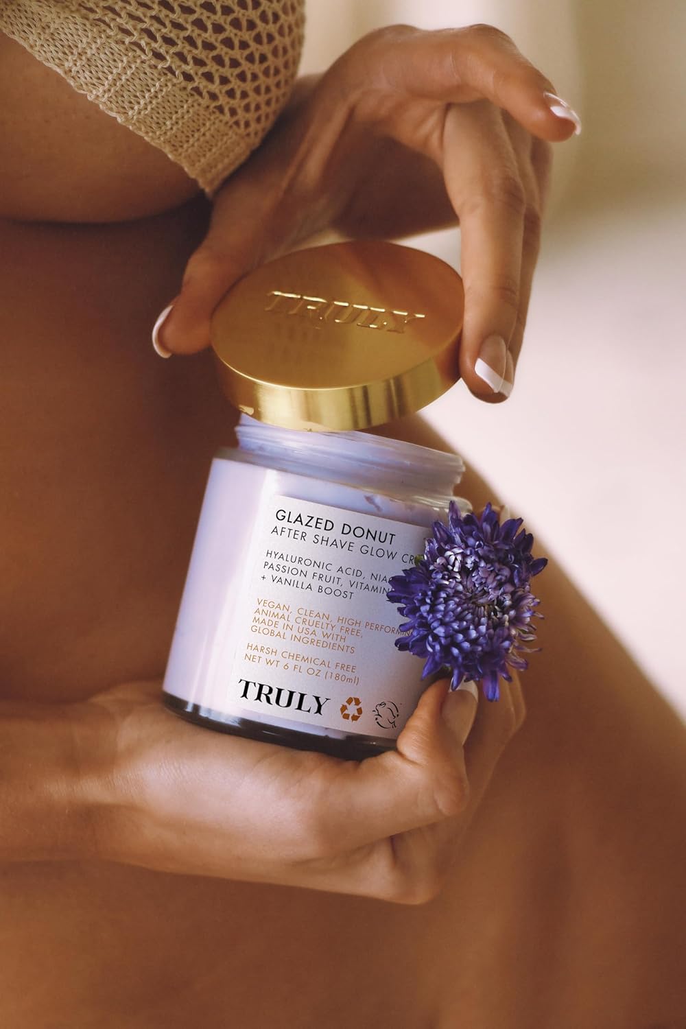 Truly Crema iluminadora para después del afeitado Glazed Donut