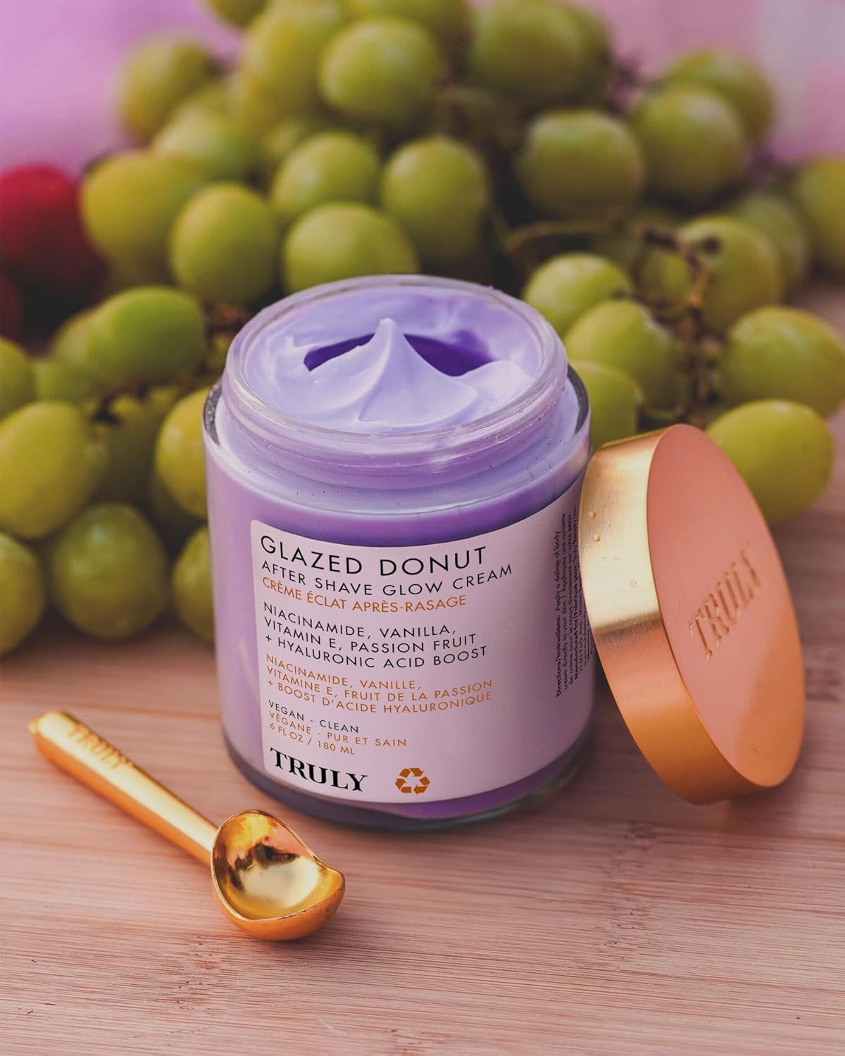 Truly Crema iluminadora para después del afeitado Glazed Donut