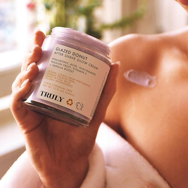 Truly Crema iluminadora para después del afeitado Glazed Donut