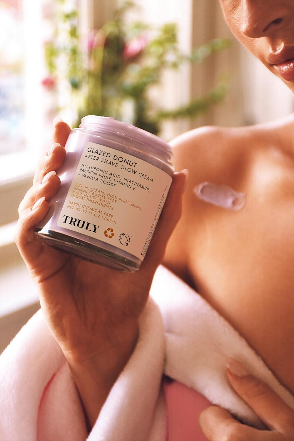 Truly Crema iluminadora para después del afeitado Glazed Donut