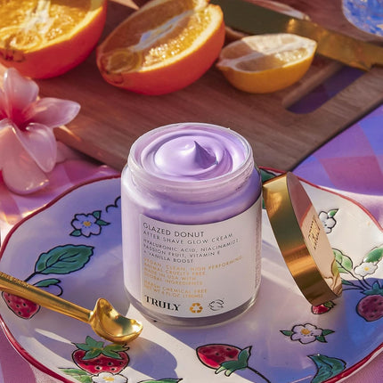 Truly Crema iluminadora para después del afeitado Glazed Donut