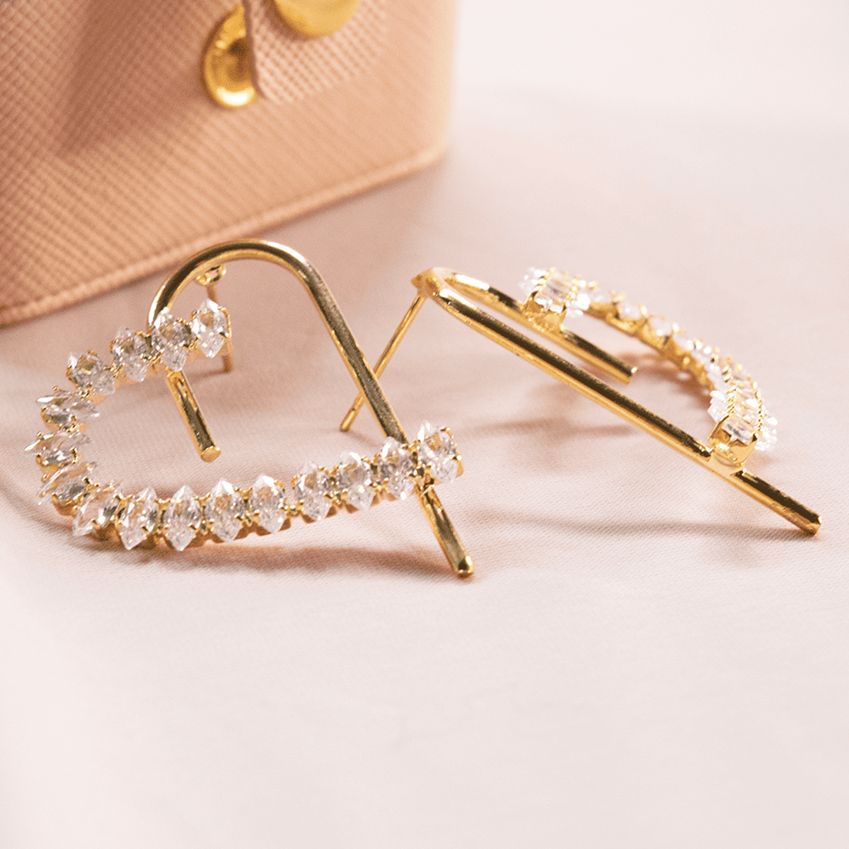Aretes amor y Clip