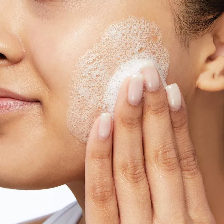 CeraVe Limpiador facial para pieles normales a grasas: Limpia suavemente y elimina el exceso de grasa sin alterar la barrera natural de la piel.