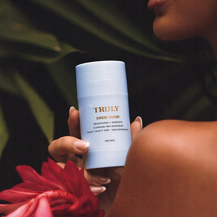 Truly Desodorante Coco Cloud para la prevención de vellos encarnados y el aclarado