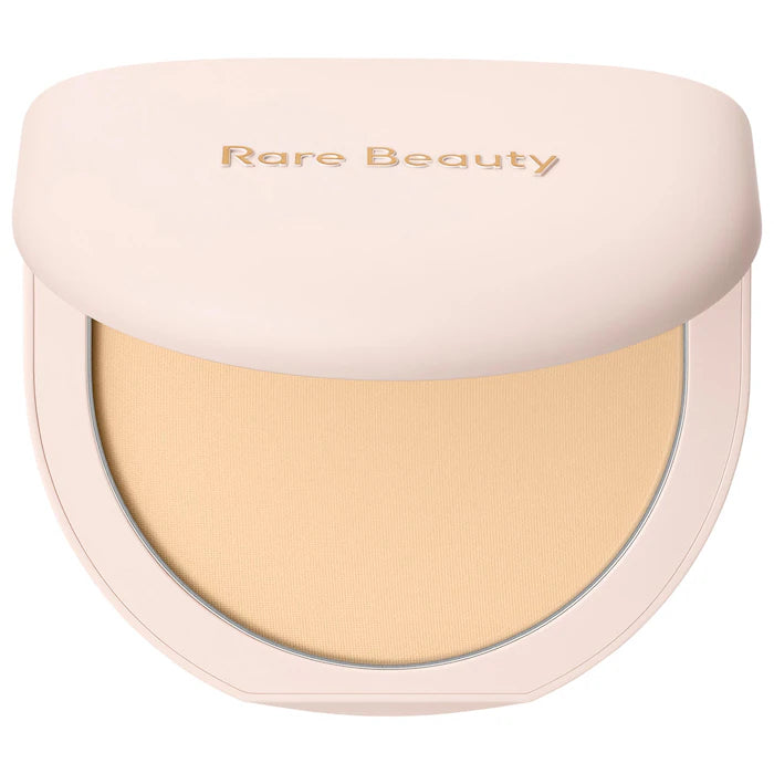 Rare Beauty Polvos de acabado compactos y sin talco con color True to Myself