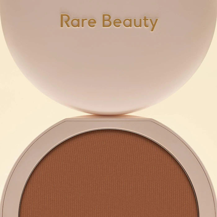 Rare Beauty Polvos de acabado compactos y sin talco con color True to Myself
