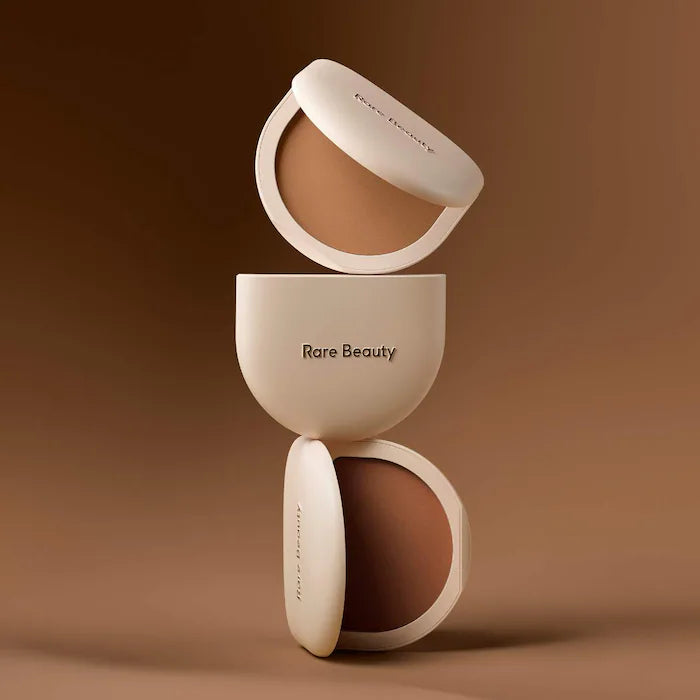 Rare Beauty Polvos de acabado compactos y sin talco con color True to Myself
