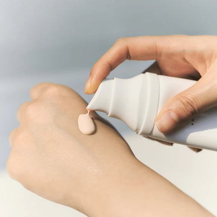 Skin1004 Centella Tone Brightening Sunscreen Protector solar con niacinamida y color melocotón 50ml